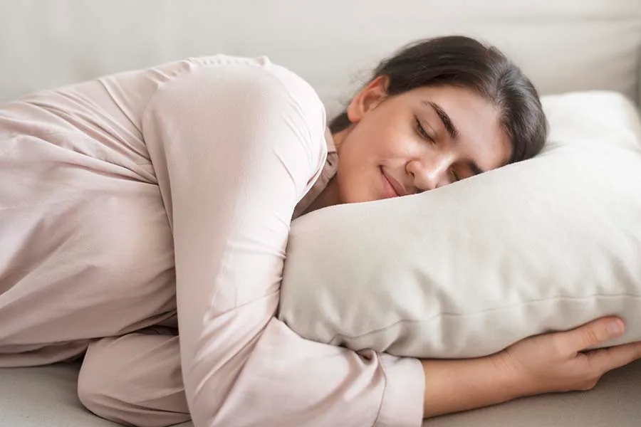 一名女性側躺在枕頭上安穩入睡的示意圖，呈現舒適放鬆的睡眠狀態